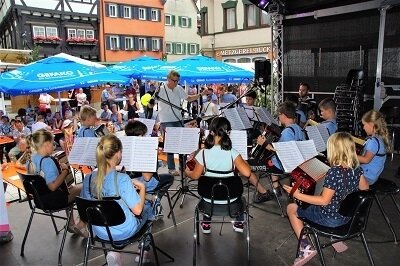 Der HVG beim Großbottwarer Straßenfest: Herrliches Festwetter und viel gute Musik! (Bild vergr&ouml;&szlig;ern)