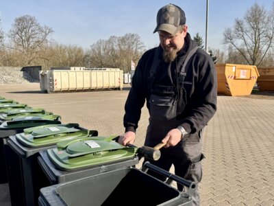 Auf dem Gelände der Becker Umweltdienste GmbH Perleberg werden mehr als 2000 Biotonnen für die Auslieferung vorbereitet. Foto: Landkreis Prignitz (Bild vergrößern)