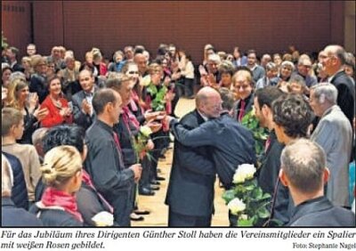 Weiße Rosen für den Dirigenten (Bild vergr&ouml;&szlig;ern)
