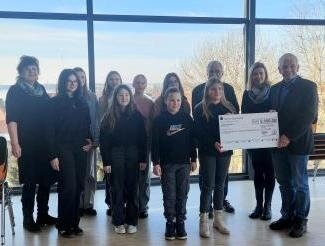 2.000 Euro Spende für den Förderverein: Unterstützung für Schulprojekte (Bild vergrößern)