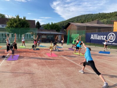 Freiluft-Yoga mit Alexandra & Anita: Im Handumdrehen hast du eine bessere Beweglichkeit. (Bild vergrößern)