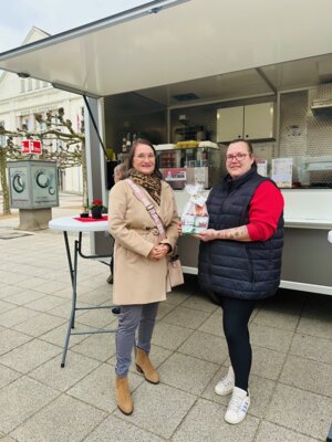 Gabriele Hahn vom Ordnungsamt der Stadt begrüßte Raphaela Stricker auf dem Wochenmarkt I Foto: Martin Ferch (Bild vergrößern)