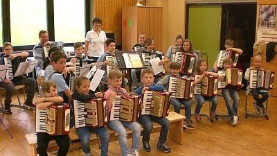 Applaus für erste Fortschritte mit dem Akkordeon (Bild vergr&ouml;&szlig;ern)