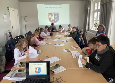 Kinder beim Lösen des Quiz.