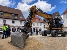 Spatenstich - Kleiner Schlossplatz (Bild vergr&ouml;&szlig;ern)