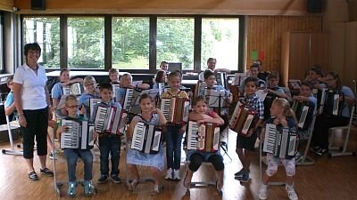 Musikalischer Abschluss der Akkordeon-AG (Bild vergr&ouml;&szlig;ern)
