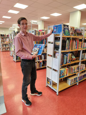 Peter Noack, Leiter der SeeCampus-Bibliothek in Schwarzheide, beim Aufhängen der Plakate zur Nacht der Bibliotheken. (Foto: SeeCampus-Bibliothek/Börner)