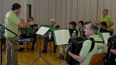 Freizeitorchester sorgt für gute Stimmung (Bild vergr&ouml;&szlig;ern)