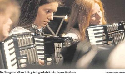 Jugendorchester rocken ihre Akkordeons mit Percussion (Bild vergr&ouml;&szlig;ern)
