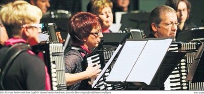 Orchester trumpft mit seiner Musik auf (Bild vergr&ouml;&szlig;ern)