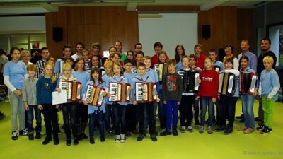 Viel Beifall für den Akkordeon-Nachwuchs (Bild vergr&ouml;&szlig;ern)