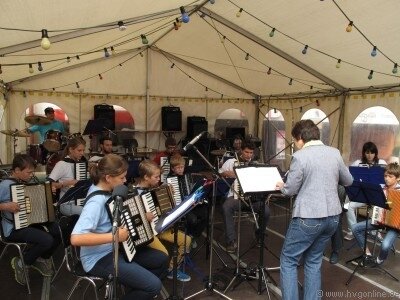 Der HVG beim Straßenfest: Gute Stimmung trotz kühlem Wetter (Bild vergr&ouml;&szlig;ern)