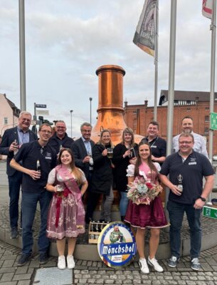 Bild hintere Reihe von links: Gebietsverkaufsleiter und Biersommelier Uwe Döbereiner (Kulmbacher Brauerei),  Erster Bürgermeister Stefan Busch, Verkaufsleiter Gastronomie Michael Schmidt (Kulmbacher Brauerei), Nadja Wolfram (Stadt Selbitz), Stefanie Meyer (Spielvereinigung Selbitz), Alexander Handke (Zimmerstutzenschützengesellschaft Weidesgrün), Ulrich Kraus (Stadt Selbitz),  Vordere Reihe: Jörg Vogel (Gasthof Napoleon), die Wiesenfestkönigin 2024 Michelle I. und die Wiesenfestkönigin 2025 Leonie I.,  Jörg Meister (Zimmerstutzenschützengesellschaft Weidesgrün) (Bild vergrößern)