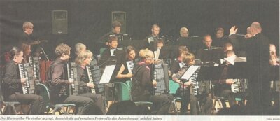Akkordeonmusik im voll besetzten Bürgerhaus (Bild vergr&ouml;&szlig;ern)
