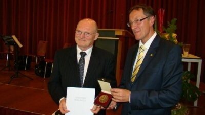 Hohe Ehrung für musikalischen Leiter des HVG Günther Stoll (Bild vergr&ouml;&szlig;ern)