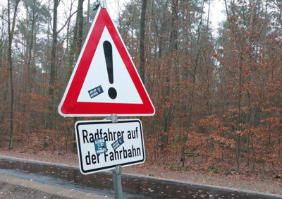 Sachbeschädigung durch Aufkleber (Bild vergrößern)