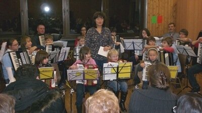 Kooperation Schule und Verein: Abschlusskonzert der Akkordeon AG (Bild vergr&ouml;&szlig;ern)