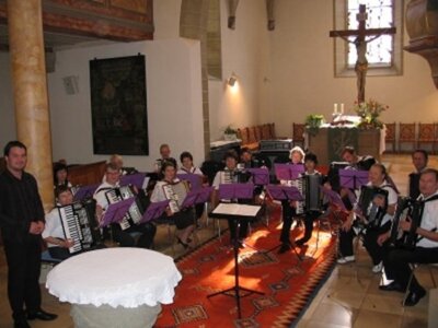 HVG-Freizeitorchester gestaltet musikalisch den Gottesdienst (Bild vergr&ouml;&szlig;ern)