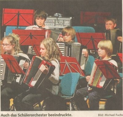 Das Publikum reagiert mit tosendem Applaus auf die Erstaufführung (Bild vergr&ouml;&szlig;ern)