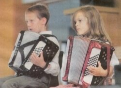 Junge Harmonika-Spieler dürfen sich wie Stars fühlen (Bild vergr&ouml;&szlig;ern)