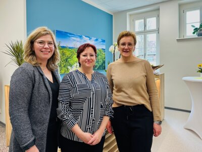 Constanze Stehr, stellv. Bürgermeisterin (r) und Antje Kranz gratulierten Diana Iosub (m) zur Praxiseröffnung I Foto: Martin Ferch (Bild vergrößern)