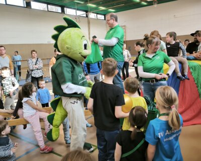 AOK-Jolinchen bei Ausgabe der Gewinne