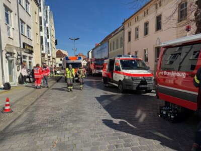 Einsatzkräfte in der Wittenberger Turmstraße I Foto: Norman Rauth (Bild vergrößern)