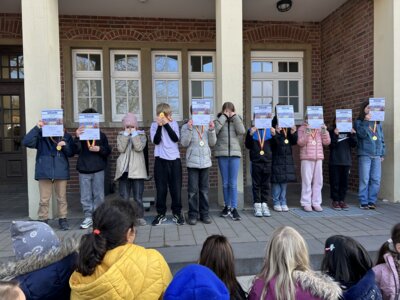 Meldung: Turnmannschaft auf dem Schulhof empfangen