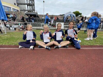 Meldung: 3. Platz beim Staffellauf bei den Leichtathletik LM der Mädchen in Schwerin