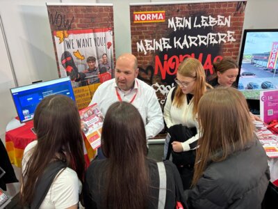 Schülerinnen der Klasse 10M informieren sich am Stand über Karrierechancen beim Unternehmen Norma