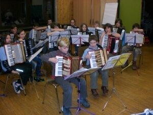 Kooperation Schule und Verein Abschlußkonzert der Akkordeon AG (Bild vergr&ouml;&szlig;ern)