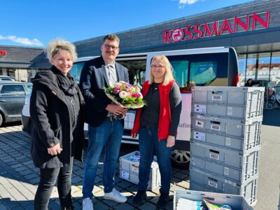 Michael Gans und Pflegedienstleiterin Susann Drenker nahmen die Sach-Spenden von Rossmann-Filialleiterin Simone Wille entgegen I Foto: Martin Ferch (Bild vergrößern)