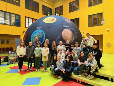 Schülerinnen und Schüler der Klasse 6c vor dem mobilen Planetarium  I Foto: Martin Ferch (Bild vergrößern)