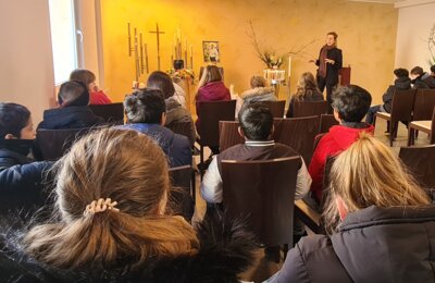 Besuch im Bestattungsinstitut (Bild vergrößern)