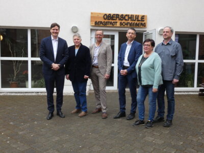 KULTUSMINISTER CONRAD CLEMENS BESUCHT OBERSCHULE BERGSTADT SCHNEEBERG (Bild vergrößern)