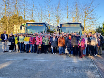 Zur Erinnerung ein Abschlussbild: Viele Teilnehmende der Busrundtour durch Pritzwalk und die Ortsteile wünschen sich eine Wiederholung des Angebotes. Foto: Stadt Pritzwalk (Bild vergr&ouml;&szlig;ern)