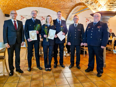Bei der Festveranstaltung zum 90-jährigen Bestehen der Ortsfeuerwehr Giesensdorf wurden drei Mitglieder befördert: Benjamin Rose (2.v.l.) und Markus Berndt jeweils zum Oberlöschmeister, sowie Nicole Gerstmeier zur Feuerwehrfrau. Foto: Stadt Pritzwal (Bild vergr&ouml;&szlig;ern)