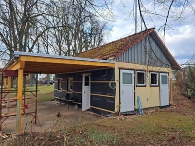Baufortschritt „Am Wolfsgarten“ - Vordach fertiggestellt, weitere Arbeiten im Gange (Bild vergrößern)