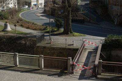 gesperrte Fußgängerbrücke im Stadtpark am Rathausvorplatz Tharandt