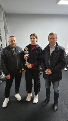 Foto zur Meldung: Nassela Hasso bekommt Pokal als „Beste Boxerin der Landesmeisterschaften 2025“ überreicht