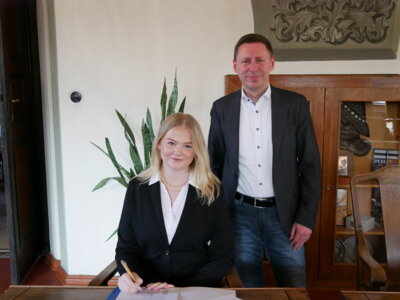 Foto zur Meldung: Sarah-Sophie Lüß hat ihren Ausbildungsvertrag unterschrieben