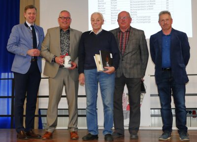 Bild von links: Landrat Dr. Oliver Bär, Erster Bürgermeister Stefan Busch, Karl Synderhauf, Vorsitzender der Feldgeschworenen-Vereinigung Hof Manfred Wunderlich und Vorstandsmitglied (Schriftführer) Ulrich Zach. Auf dem Bild fehlt Herbert Stumpf. (Bild vergrößern)