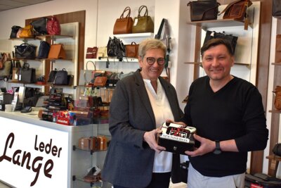 Einen Beitrag für die Weihnachtsspendenaktion übergab Eduard Stiller an Renate Hülsmann.