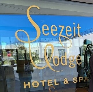 Am 18.03.2025 war "Weltrecyclingtag" und die SEEZEITLODGE hatte uns eingeladen bei einem VIDEO-Clip "mitzumachen". (Bild vergrößern)