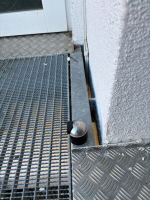 Neuer Türstopper bei der Außentür des Jugendraumes