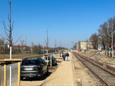 Die Parktaschen und der Ausstiegsstreifen sind bereits fertig. Rechts davon entsteht die Bahnpromenade als attraktive Verbindung zwischen dem Bahnhof und der Innenstadt I Fotos: Martin Ferch (Bild vergrößern)