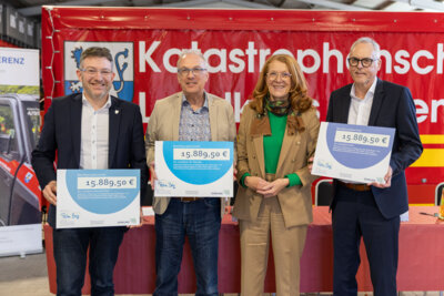 Foto: Ministerin Petra Berg (2.v.r.) übergibt Zuwendungsbescheide an Sören Meng (l.), Landrat von Neunkirchen, Udo Recktenwald (2.v.l.), Landrat von St. Wendel, und Andreas Motsch (r.), Geschäftsbereichsleiter Zentrale Steuerung, Sicherung und Ordnung des Saarpfalz-Kreises, bei der Vorstellung des Projektes „KLIGAS“ im Katastrophenschutzzentrum des Landkreises St. Wendel, MUKMAV/Kathrin Hinsberger