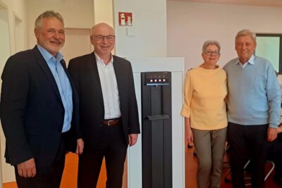 Spendenübergabe für einen neuen Wasserspender in der Mensa der Grundschule - Kinder und Senioren freuen sich (Bild vergrößern)