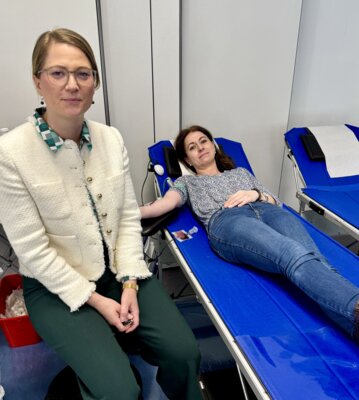 Spenderin Myriam Lamotte-Heibrock mit Landrätin Nicole Rathgeber. (Bild vergrößern)