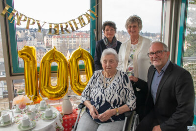 Herzlichen Glückwunsch zum 100. Geburtstag! (Bild vergr&ouml;&szlig;ern)